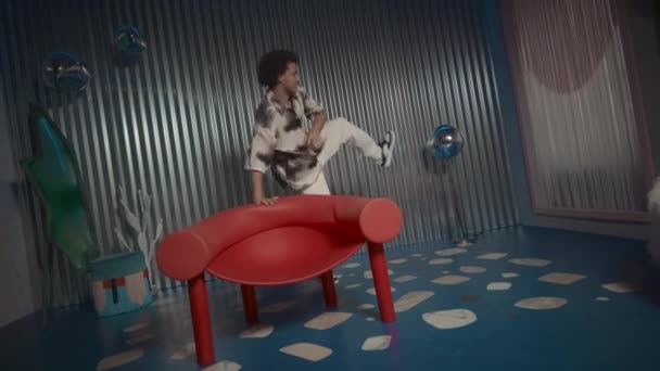 Νεαρός Vibey Άνθρωπος Χορεύει Γύρω Από Pop Art Κόκκινη Πολυθρόνα — Αρχείο Βίντεο