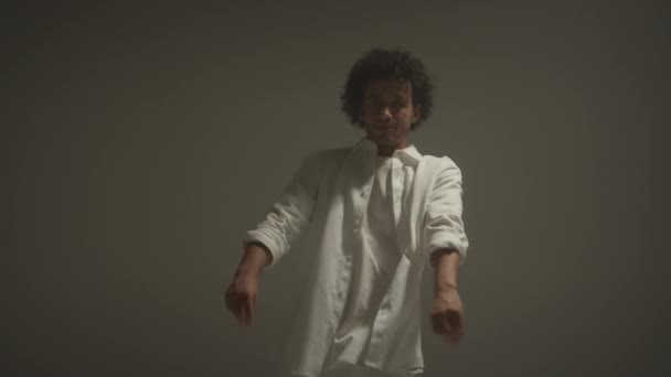 Junger Inspirierter Mann Weißem Outfit Tanzt Barfuß Hip Hop Auf — Stockvideo