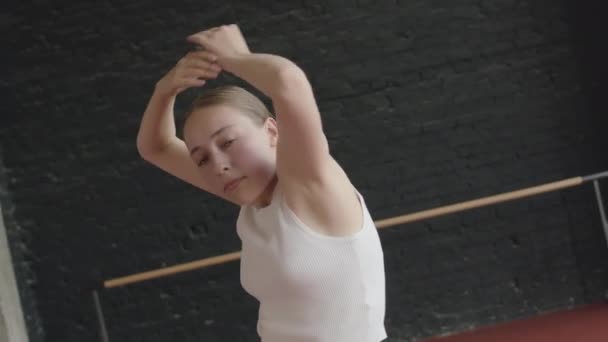 Medium Skott Två Konstnärliga Unga Kaukasiska Kvinnor Dansar Modern Dans — Stockvideo