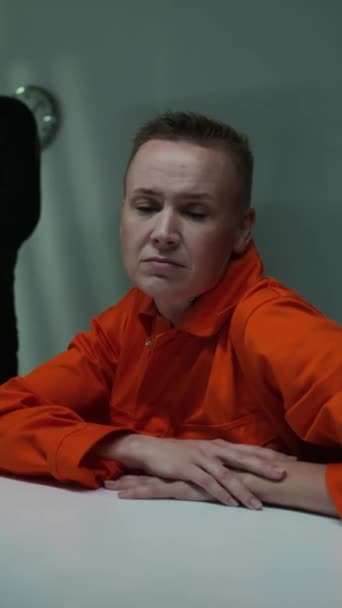 Colpo Verticale Prigioniera Uniforme Arancione Carcere Posa Macchina Fotografica Mentre — Video Stock