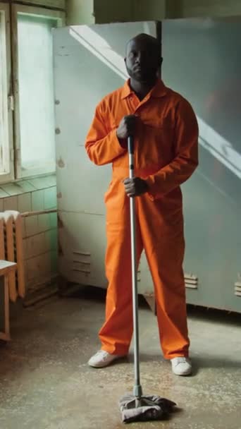 Hapishanede Islah Işi Yaparken Turuncu Üniformalı Afro Amerikan Bir Mahkumun — Stok video