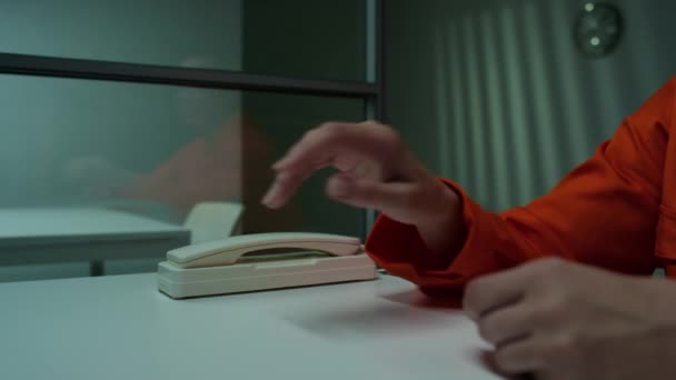 Close Tiro Mão Prisioneira Sentada Mesa Sala Reuniões Pegar Telefone — Vídeo de Stock