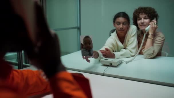 Sopra Spalla Colpo Adolescente Figlia Madre Seduta Dietro Muro Vetro — Video Stock