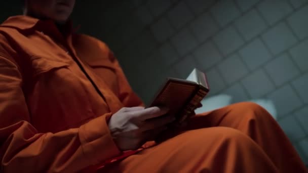 Naklonit Záběr Ženského Vězně Drží Bibli Blízko Hrudi Modlí Zatímco — Stock video