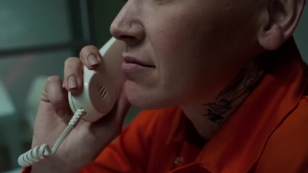 Крупный План Жестокой Заключенной Разговаривающей Телефону Посетителем Время Встречи Тюрьме — стоковое видео