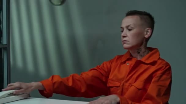 Vězeňkyně Sedí Stolu Zasedačce Zvedá Telefon Vede Rozhovor Návštěvnicí Pod — Stock video