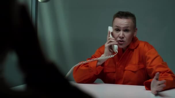 Przez Ramię Ujęcie Wściekłej Więźniarki Rozmawiającej Gościem Telefonu Potem Wychodzącej — Wideo stockowe