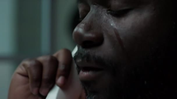 Крупный План Грустного Чернокожего Заключенного Плачущего Время Эмоционального Разговора Телефону — стоковое видео
