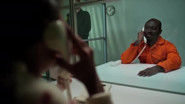 Сосредоточьтесь Кадре Афроамериканского Заключенного Улыбающегося Разговаривающего Семьей Навещающей Тюрьме — стоковое видео