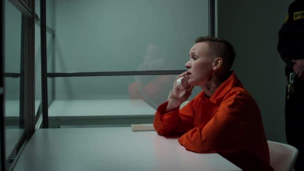 Emocionální Vězeňkyně Mluví Telefonu Milovanou Chybí Dává Ruku Sklo Pak — Stock video