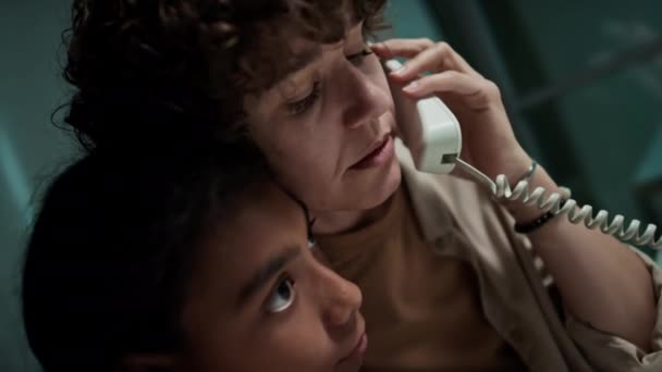 Holandês Ângulo Tiro Mãe Abraçando Filha Adolescente Falando Telefone Fixo — Vídeo de Stock