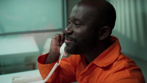 Prisioneiro Afro Americano Positivo Conversando Por Telefone Com Família Sorrindo — Vídeo de Stock