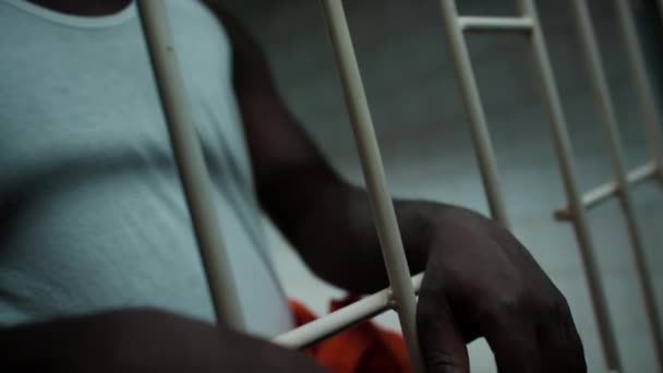 Detailní Pohled Ruce Nerozpoznatelného Černého Vězně Stojícího Vězeňské Cele Svírajícího — Stock video