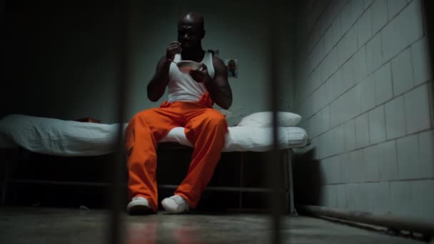 Widok Przez Kraty Czarnego Więźnia Jedzącego Więzienny Posiłek Czującego Obrzydzenie — Wideo stockowe