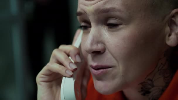 문신과 방문자와 전화로 말하는 수감자의 휴대용 닫습니다 — 비디오