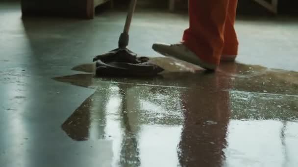 Κοντινές Λήψεις Ποδιών Αγνώριστου Κρατούμενου Πορτοκαλί Στολή Φυλακής Σφουγγαρίζοντας Πάτωμα — Αρχείο Βίντεο