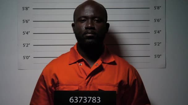 Homem Negro Suspeito Uniforme Cadeia Laranja Posando Com Placa Sinalização — Vídeo de Stock