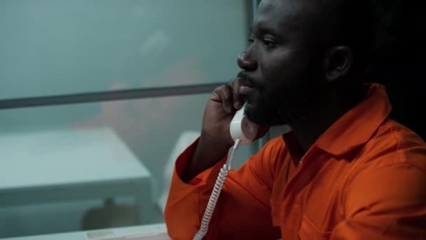 Guardia Prisión Sacando Preso Afroamericano Sala Visitas Mientras Sostiene Mano — Vídeo de stock