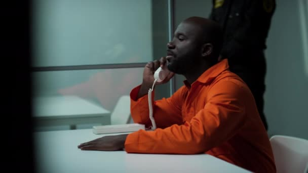 Afroameričtí Vězni Telefonují Návštěvní Místnosti Pak Odcházejí Zatímco Vězeňská Stráž — Stock video