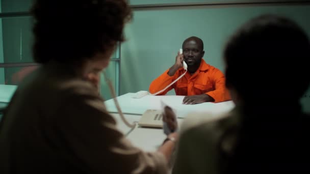 Afroamerykanin Rozmawia Przez Telefon Rodziną Ochroniarz Przerywa Rozmowę Siłą Wyprowadza — Wideo stockowe