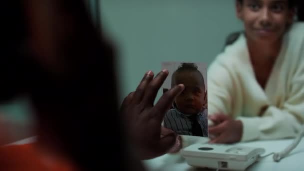 Через Плечо Снимок Афроамериканского Заключенного Трогающего Фото Ребенка Через Стеклянную — стоковое видео