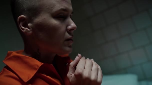 Nahaufnahme Einer Weiblichen Gefangenen Die Beim Gebet Einer Dunklen Zelle — Stockvideo