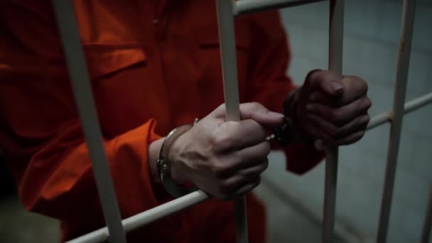 Vue Rapprochée Des Mains Détenu Méconnaissable Menotté Uniforme Prison Tenant — Video