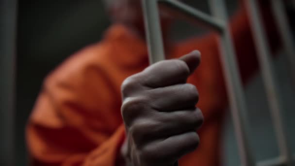 Lage Hoek Schot Van Slechte Vrouwelijke Gevangene Met Kort Kapsel — Stockvideo