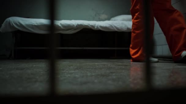 Nízká Část Střel Přes Mříže Nohou Úzkostlivý Vězeň Oranžové Vězeňské — Stock video