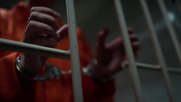 Vue Rapprochée Angle Bas Des Mains Prisonnière Menottées Uniforme Prison — Video