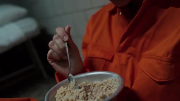 Close Zicht Walgelijke Vrouwelijke Gevangene Eten Havermout Uit Stalen Kom — Stockvideo