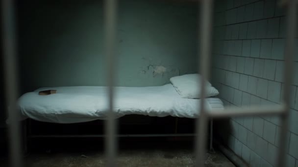 Innenraum Der Gefängniszelle Mit Bibel Auf Dem Bett Und Ohne — Stockvideo