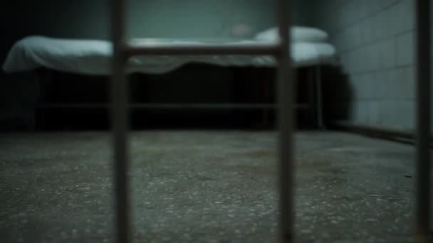Blick Durch Gitterstäbe Der Gefängniszelle Mit Bett Und Ohne Menschen — Stockvideo