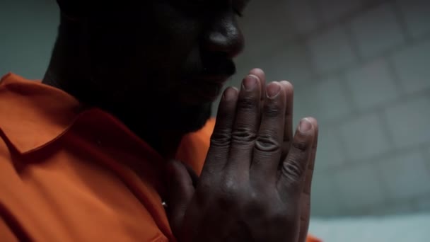Nahaufnahme Eines Gläubigen Afroamerikanischen Häftlings Der Palmen Zusammenhält Und Betet — Stockvideo