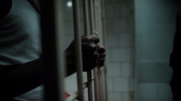 Nahaufnahme Eines Korrupten Wärters Der Einem Afroamerikanischen Häftling Mobiltelefone Durch — Stockvideo