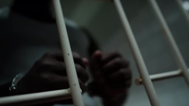Elleri Kelepçeli Afro Amerikan Bir Mahkumun Elleri Hapishane Hücresinde Parmaklıklar — Stok video