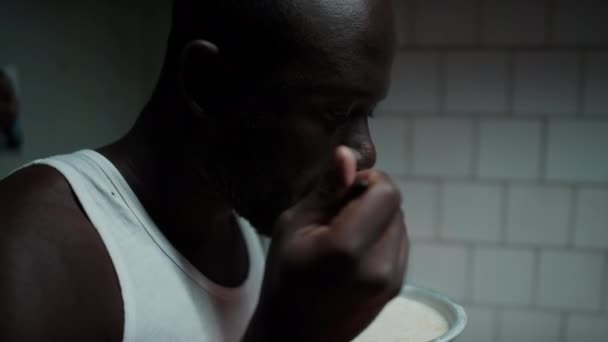 Walgelijke Afro Amerikaanse Gevangene Die Havermout Eet Uit Een Stalen — Stockvideo