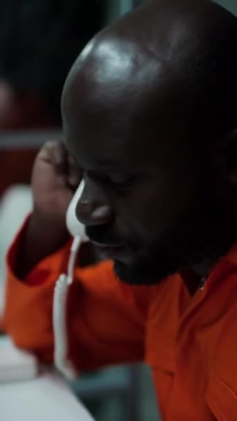 Foto Vertical Prisioneiro Remorso Afro Americano Uniforme Cadeia Laranja Conversando — Vídeo de Stock