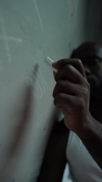 Hapishanede Günleri Hesaplarken Duvara Çizim Yapan Siyah Mahkumun Dikey Yakın — Stok video