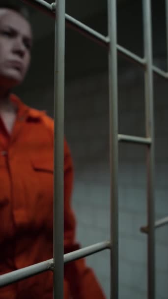 Plano Vertical Cerca Las Manos Reclusa Pie Dentro Celda Prisión — Vídeos de Stock