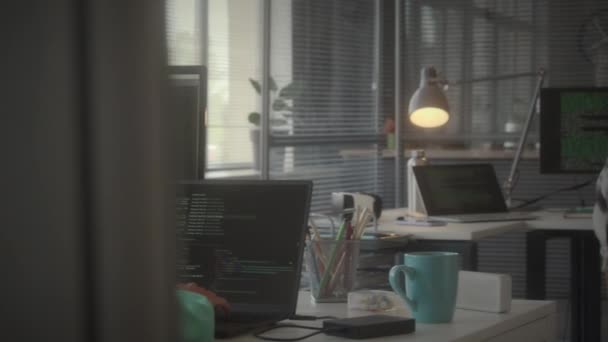 Pan Πλάνο Των Προγραμματιστών Που Κάθονται Στα Γραφεία Τους Ανοιχτό — Αρχείο Βίντεο