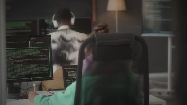 Задний Вид Женщины Программиста Делающей Заметки Кодирующей Ноутбуке Компьютере Рабочем — стоковое видео