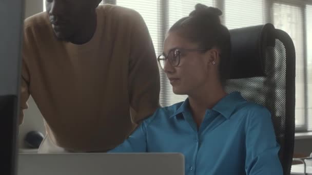 Young Caucasian Businesswoman Pointing Computer Monitor Discussing Project African American — Stock Video