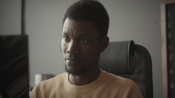 Молодой Чернокожий Специалист Смотрит Экран Сидит Компьютером Работая Офисе — стоковое видео