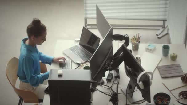 白人女商人在电脑上打字的高视角 她的非洲裔美国男性同事一边在办公室工作一边记笔记 — 图库视频影像