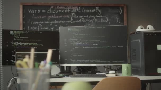 Programozó Vagy Szoftverfejlesztő Irodai Munkahelye Laptoppal Kettős Monitorral Képernyőn Megjelenő — Stock videók
