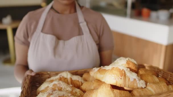 Retrato Inclinar Hacia Arriba Tiro Joven Panadero Delantal Sosteniendo Croissants — Vídeos de Stock