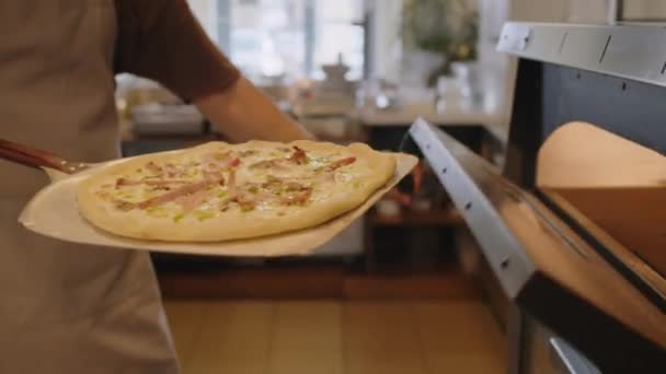 Chef Que Abre Forno Pré Aquecido Põe Pizza Casca Para — Vídeo de Stock