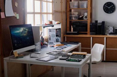 Elektronik tamircinin atölyesinde aletleri ve sökülmüş bilgisayar ögeleriyle birlikte çalıştığı yer