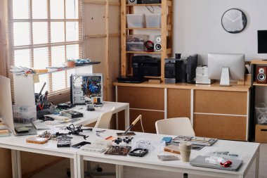 Masada gösterilen hatalı elektronik aygıtların büyük miktarda araçları ve elementleri ile boş atölye içi